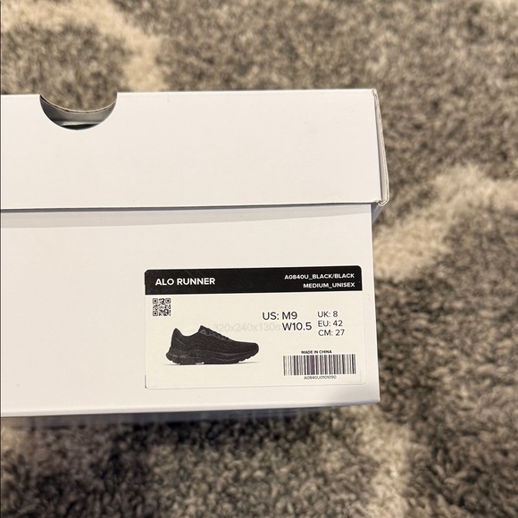 ALO Yoga Men's Black Sneakers - Picture 5 of 6